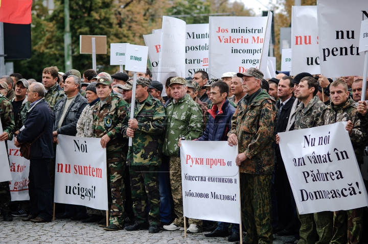 PROTEST cu pancarte la Chişinău: Incompetent şi arogant! JOS ministrul Mediului (FOTOREPORT)