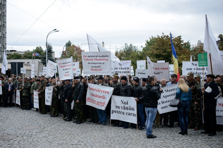 PROTEST cu pancarte la Chişinău: Incompetent şi arogant! JOS ministrul Mediului (FOTOREPORT)