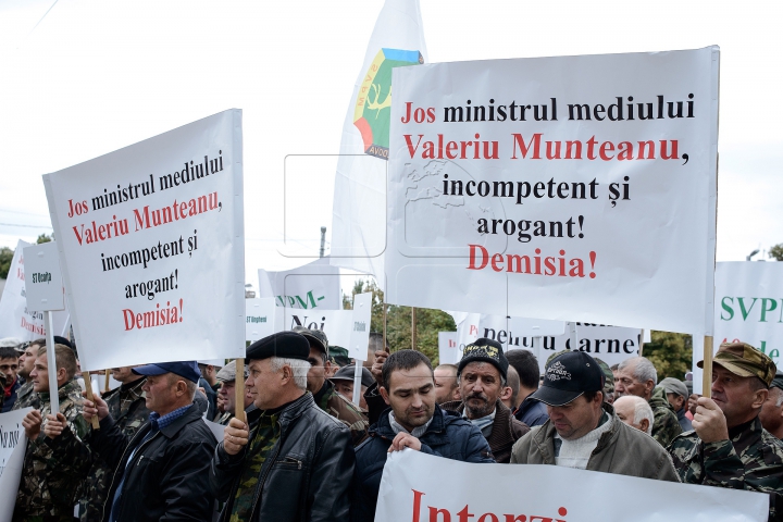 PROTEST cu pancarte la Chişinău: Incompetent şi arogant! JOS ministrul Mediului (FOTOREPORT)