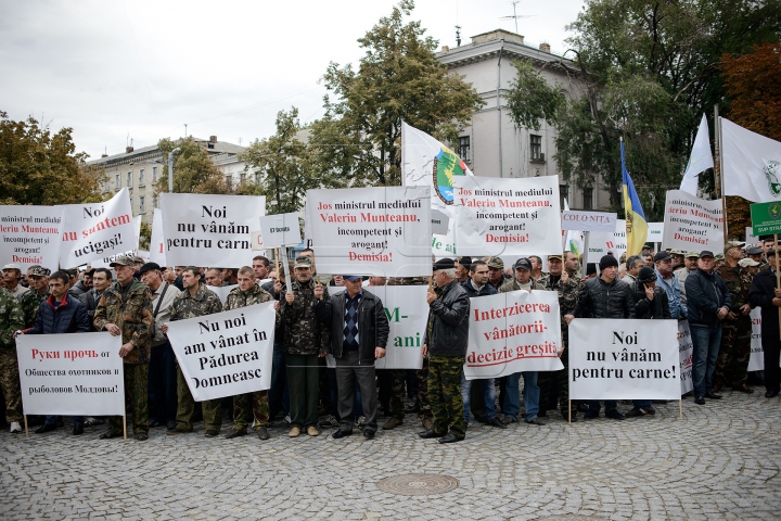 PROTEST cu pancarte la Chişinău: Incompetent şi arogant! JOS ministrul Mediului (FOTOREPORT)