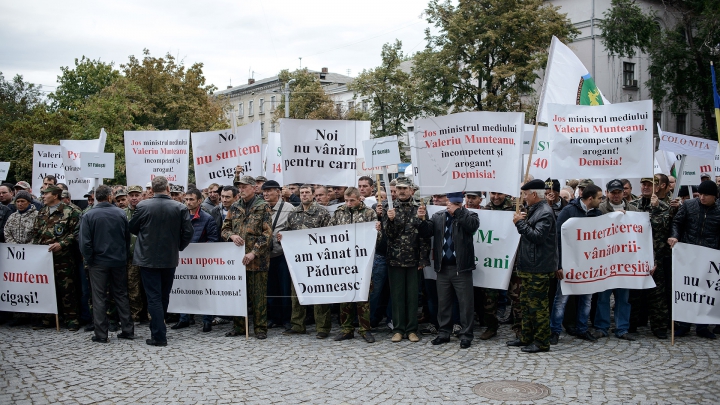 PROTEST cu pancarte la Chişinău: Incompetent şi arogant! JOS ministrul Mediului (FOTOREPORT)