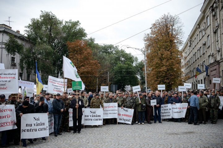 PROTEST cu pancarte la Chişinău: Incompetent şi arogant! JOS ministrul Mediului (FOTOREPORT)