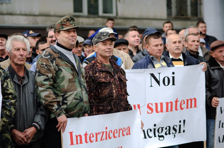 PROTEST cu pancarte la Chişinău: Incompetent şi arogant! JOS ministrul Mediului (FOTOREPORT)