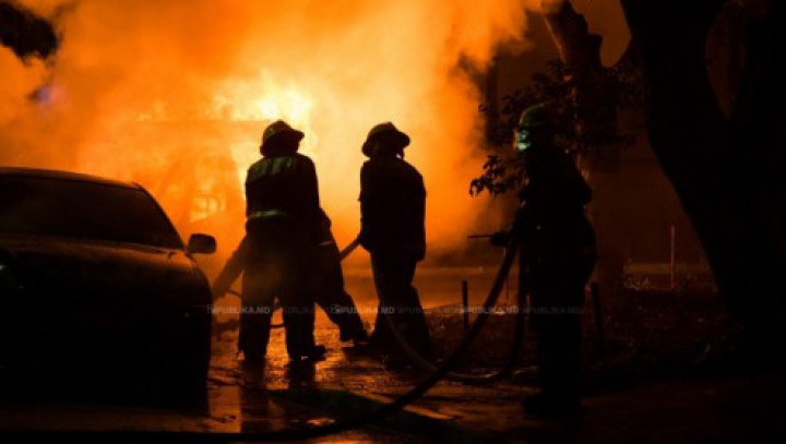 Locuitorii unui oraş sunt îngroziţi: Şase maşini, printre care şi a primarului, incendiate