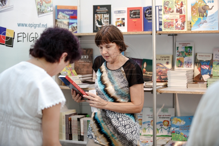 Raiul cărţilor la Biblioteca Naţională! Mii de lucrări au fost expuse pentru iubitorii de lectură (FOTO)