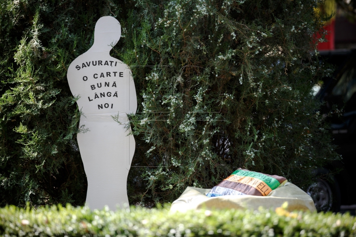 Raiul cărţilor la Biblioteca Naţională! Mii de lucrări au fost expuse pentru iubitorii de lectură (FOTO)