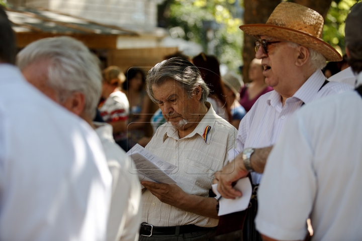 Raiul cărţilor la Biblioteca Naţională! Mii de lucrări au fost expuse pentru iubitorii de lectură (FOTO)