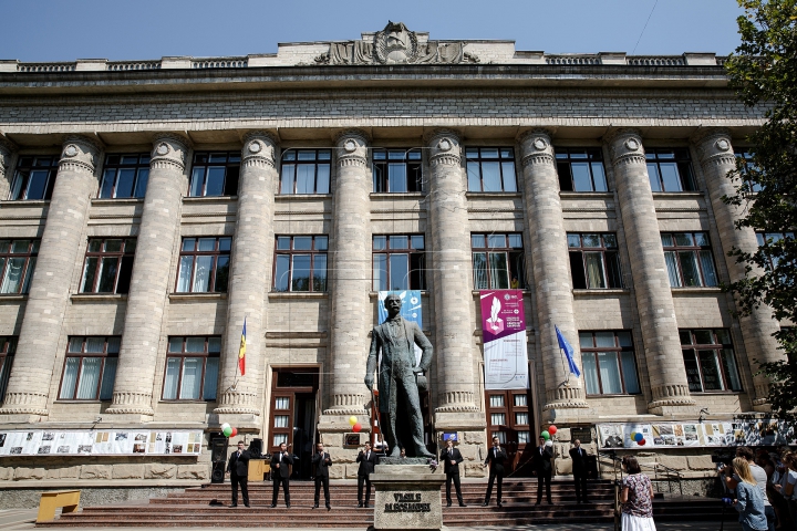 Raiul cărţilor la Biblioteca Naţională! Mii de lucrări au fost expuse pentru iubitorii de lectură (FOTO)