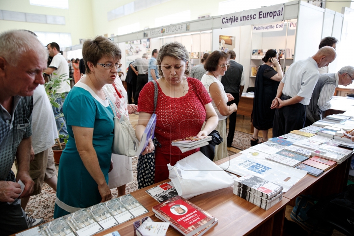 Raiul cărţilor la Biblioteca Naţională! Mii de lucrări au fost expuse pentru iubitorii de lectură (FOTO)