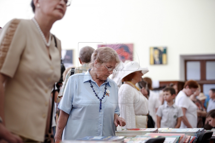 Raiul cărţilor la Biblioteca Naţională! Mii de lucrări au fost expuse pentru iubitorii de lectură (FOTO)