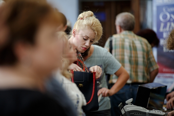 Raiul cărţilor la Biblioteca Naţională! Mii de lucrări au fost expuse pentru iubitorii de lectură (FOTO)