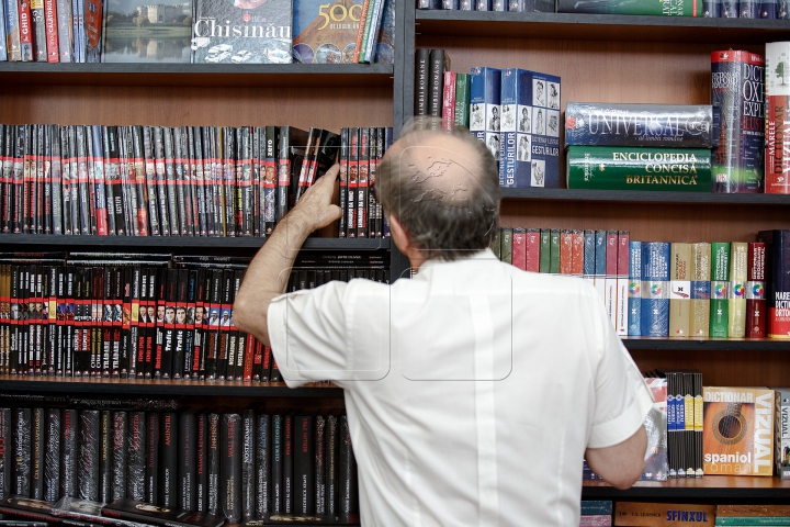 Raiul cărţilor la Biblioteca Naţională! Mii de lucrări au fost expuse pentru iubitorii de lectură (FOTO)