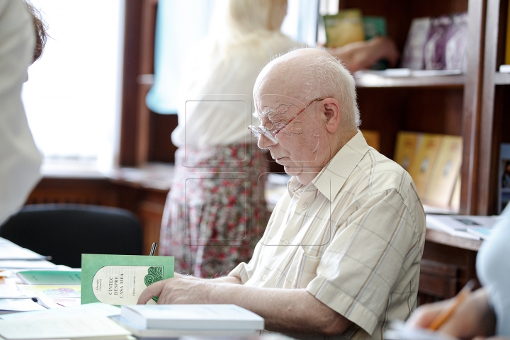 Raiul cărţilor la Biblioteca Naţională! Mii de lucrări au fost expuse pentru iubitorii de lectură (FOTO)