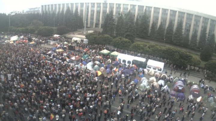 În PMAN are loc un miting la care protestatarii îşi exprimă nemulţumirea faţă de guvernare (FOTO)