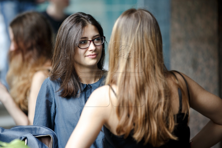 Canicula dezgoleşte studentele din Chişinău. Atmosferă incendiară în curţile universităţilor (FOTOREPORT)