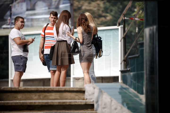 Canicula dezgoleşte studentele din Chişinău. Atmosferă incendiară în curţile universităţilor (FOTOREPORT)