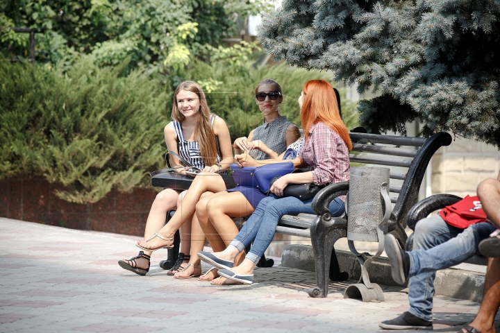 Canicula dezgoleşte studentele din Chişinău. Atmosferă incendiară în curţile universităţilor (FOTOREPORT)