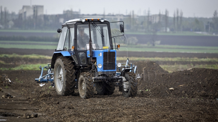 Era cu tractorul pe câmp când a făcut o descoperire ciudată. Oamenii legii au fost anunţaţi imediat