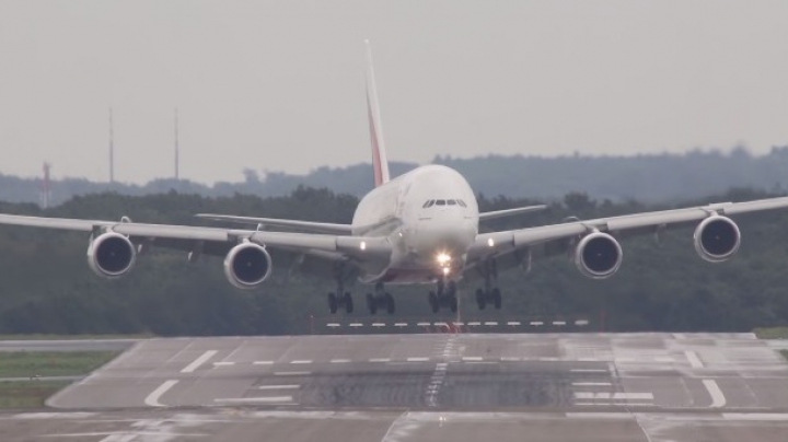 NO COMMENT! Piloţii unui avion Airbus A380 s-au luptat cu vântul puternic de pe un aeroport (VIDEO)