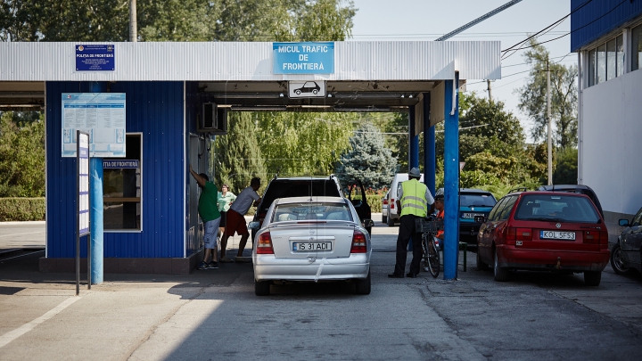 Poliţiştii de frontieră români le-au venit de hac. Ce au găsit în maşinile a doi moldoveni (FOTO)