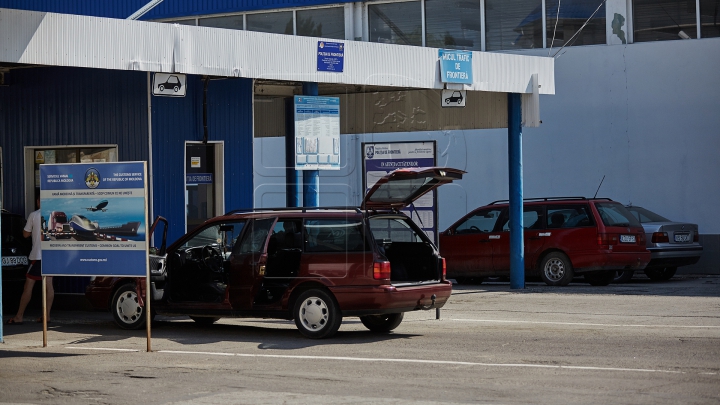 Trei şoferi, opriţi la vama moldovenească. Credeau că vor trece cu marfa ascunsă (FOTO)