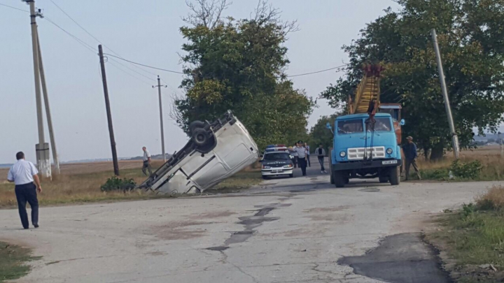 PRIMELE IMAGINI de la locul accidentului în care a fost împlicat un microbuz şcolar