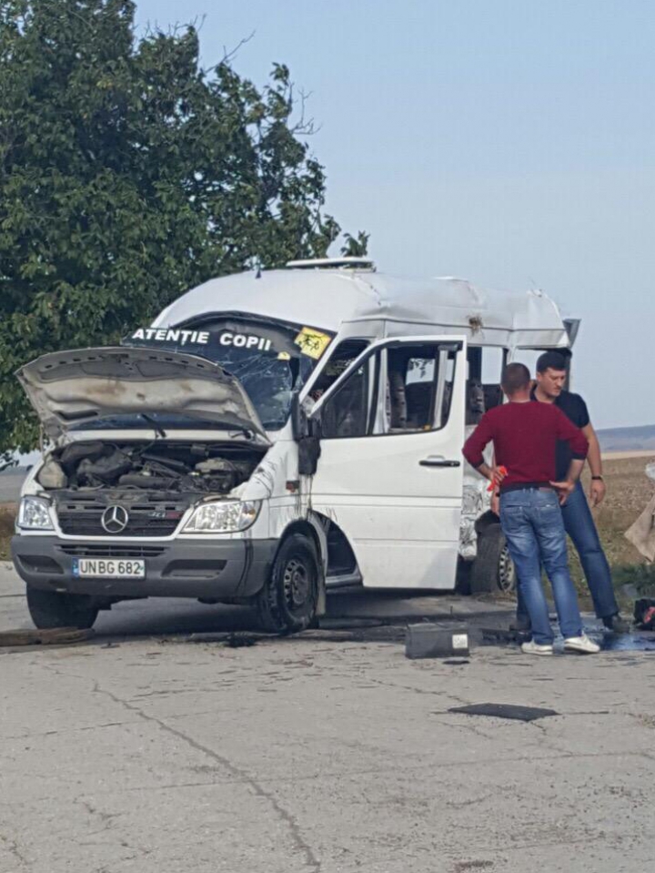 PRIMELE IMAGINI de la locul accidentului în care a fost împlicat un microbuz şcolar