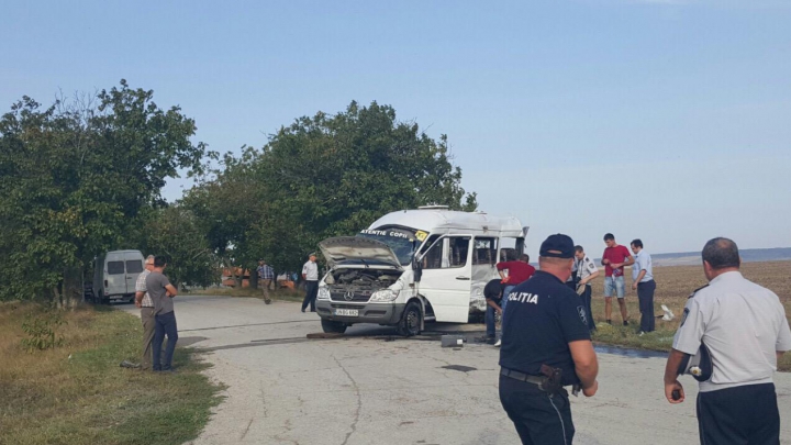 PRIMELE IMAGINI de la locul accidentului în care a fost împlicat un microbuz şcolar