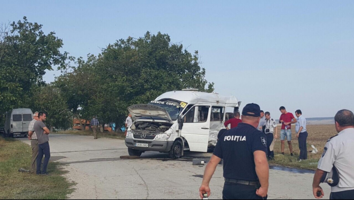 PRIMELE IMAGINI de la locul accidentului în care a fost împlicat un microbuz şcolar