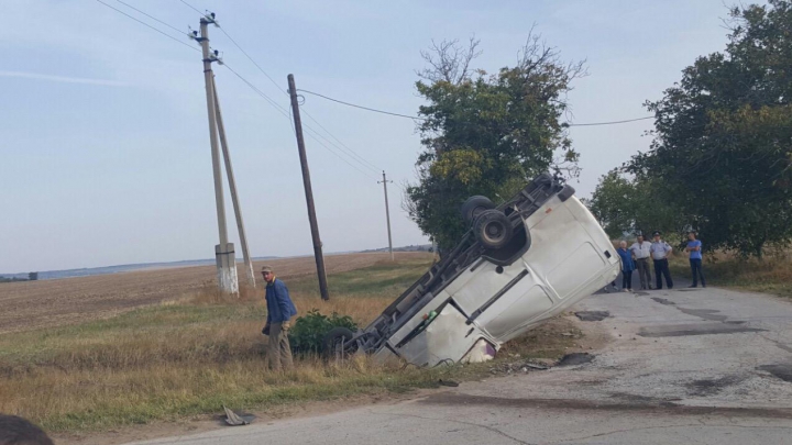 PRIMELE IMAGINI de la locul accidentului în care a fost împlicat un microbuz şcolar