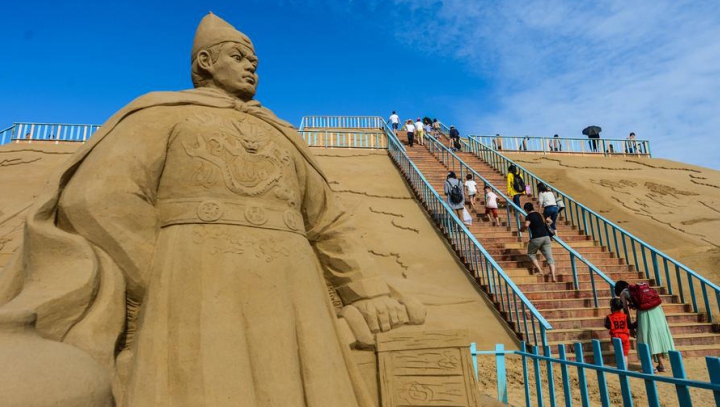 FENOMENAL! Personajele uriaşe de pe o plajă din China uimesc turiştii din zonă (FOTO)