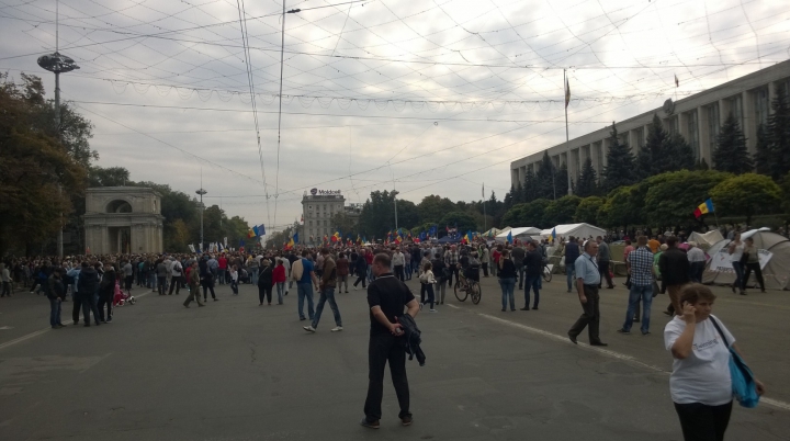 În PMAN are loc un miting la care protestatarii îşi exprimă nemulţumirea faţă de guvernare (FOTO)