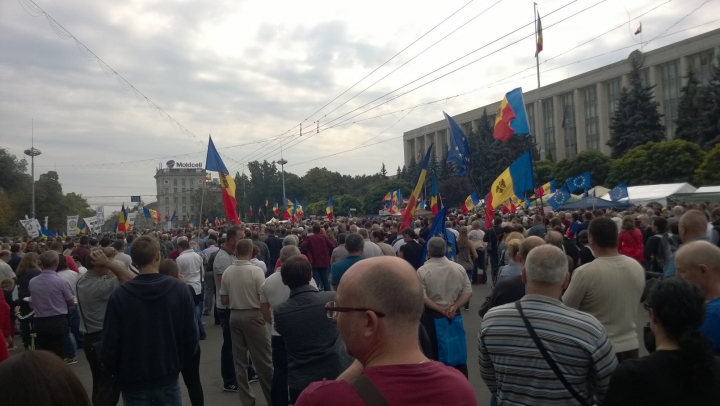 În PMAN are loc un miting la care protestatarii îşi exprimă nemulţumirea faţă de guvernare (FOTO)