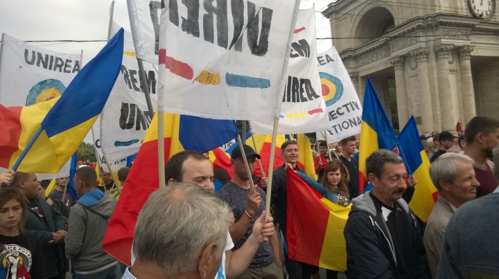 În PMAN are loc un miting la care protestatarii îşi exprimă nemulţumirea faţă de guvernare (FOTO)