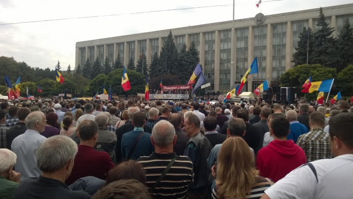 În PMAN are loc un miting la care protestatarii îşi exprimă nemulţumirea faţă de guvernare (FOTO)