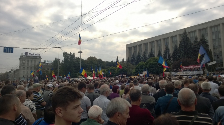 În PMAN are loc un miting la care protestatarii îşi exprimă nemulţumirea faţă de guvernare (FOTO)