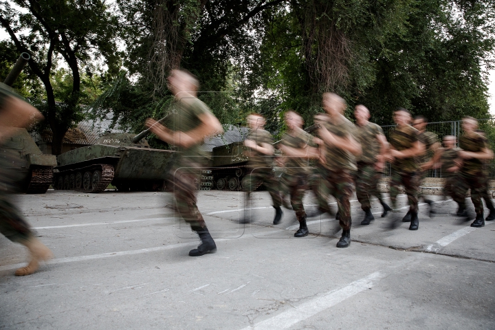 Viaţa de soldat nu este deloc uşoară. Cum îşi petrec militarii timpul de Ziua Armatei (FOTOREPORT)