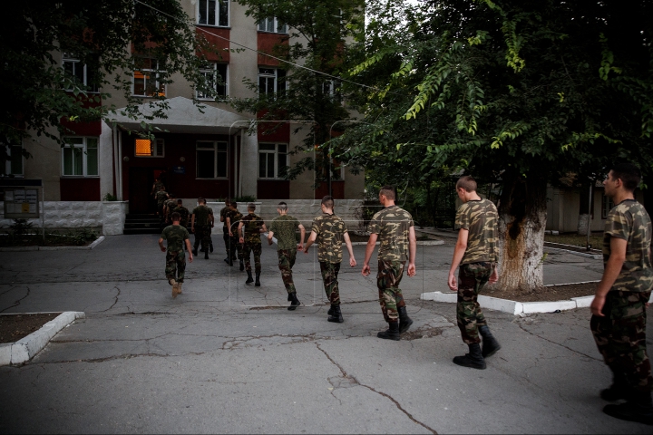 Viaţa de soldat nu este deloc uşoară. Cum îşi petrec militarii timpul de Ziua Armatei (FOTOREPORT)