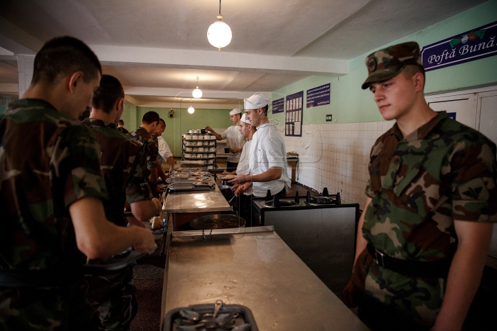 Viaţa de soldat nu este deloc uşoară. Cum îşi petrec militarii timpul de Ziua Armatei (FOTOREPORT)