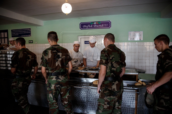 Viaţa de soldat nu este deloc uşoară. Cum îşi petrec militarii timpul de Ziua Armatei (FOTOREPORT)