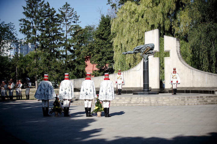 Viaţa de soldat nu este deloc uşoară. Cum îşi petrec militarii timpul de Ziua Armatei (FOTOREPORT)