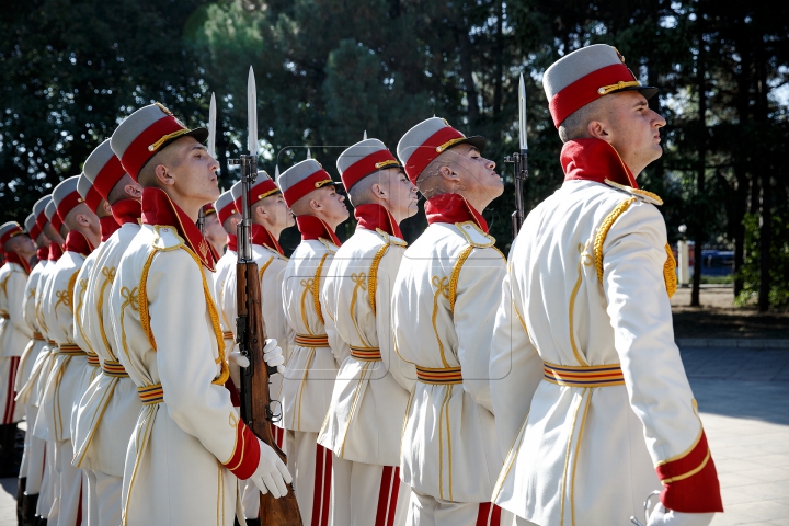 Viaţa de soldat nu este deloc uşoară. Cum îşi petrec militarii timpul de Ziua Armatei (FOTOREPORT)