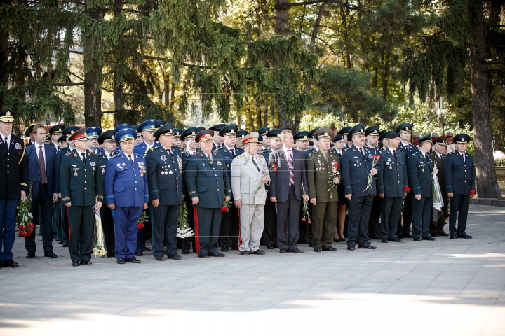 Viaţa de soldat nu este deloc uşoară. Cum îşi petrec militarii timpul de Ziua Armatei (FOTOREPORT)