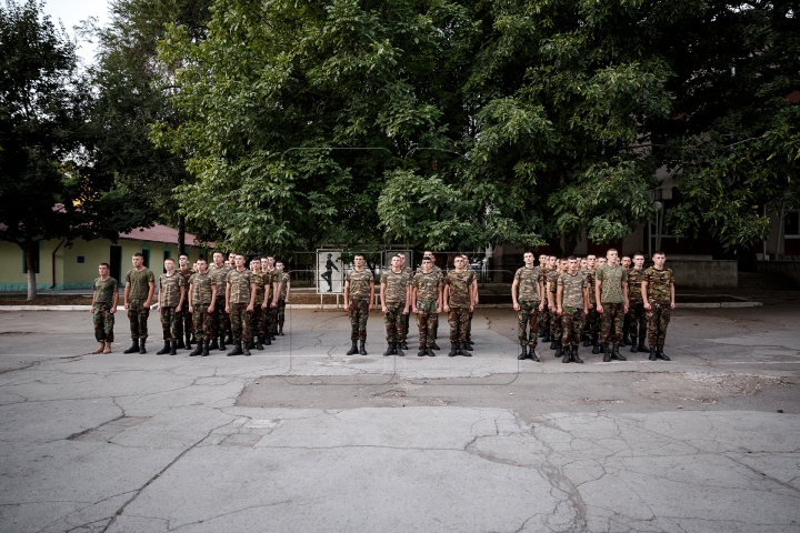 Viaţa de soldat nu este deloc uşoară. Cum îşi petrec militarii timpul de Ziua Armatei (FOTOREPORT)