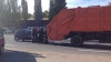 HAOS pe Calea Basarabiei din Capitală: O maşină a intrat într-o autospecială de gunoi (VIDEO)