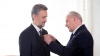 Președintele Nicolae Timofti l-a decorat pe ambasadorul român Marius Lazurca