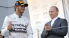 Moment INEDIT pe podiumul Formulei 1. Ce i-a făcut Lewis Hamilton lui Vladimir Putin (VIDEO)