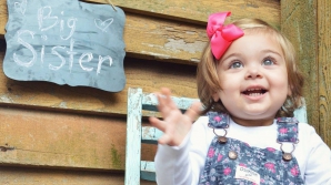 NO COMMENT: REACŢIA AMUZANTĂ a unei fetiţe când s-a văzut pe ecranul unui smartphone (VIDEO)