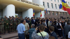 Moldovenii din străinătate CONDAMNĂ violenţele protestatarilor din сentrul Capitalei