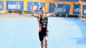 Un britanic, VEDETĂ după ce a parcurs 1,5 km înot, 10 km alergat şi 40 km cu bicicleta